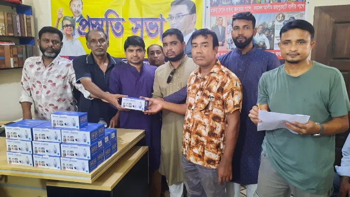 জয়পুরহাটে মন্দির সুরক্ষায় সিসিটিভি ক্যামেরা বিতরণ